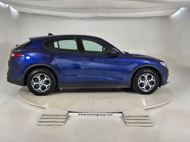 Alfa Romeo Stelvio view 5