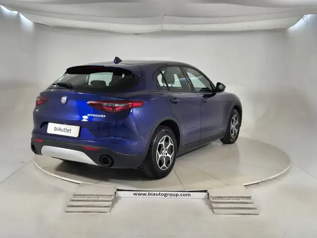 Alfa Romeo Stelvio view 4