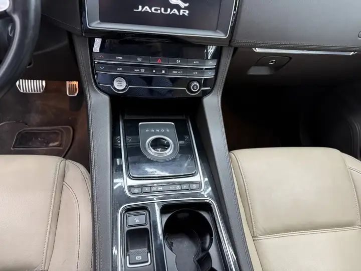Jaguar F-Pace 2020, foto 10