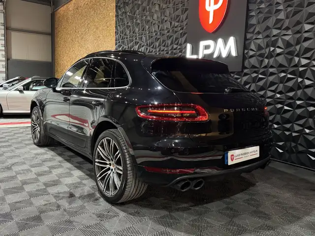 Porsche Macan view 3