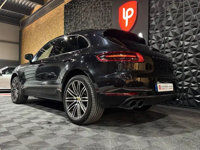 Porsche Macan view 4