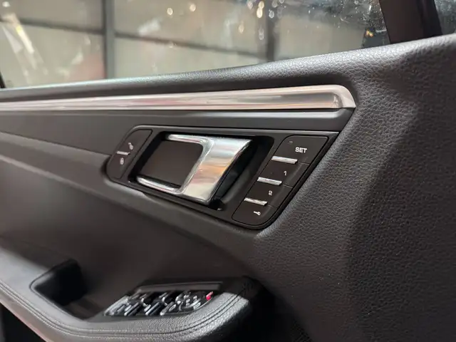 Porsche Macan view 10