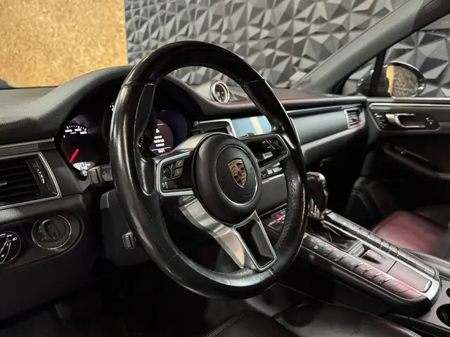 Porsche Macan view 11