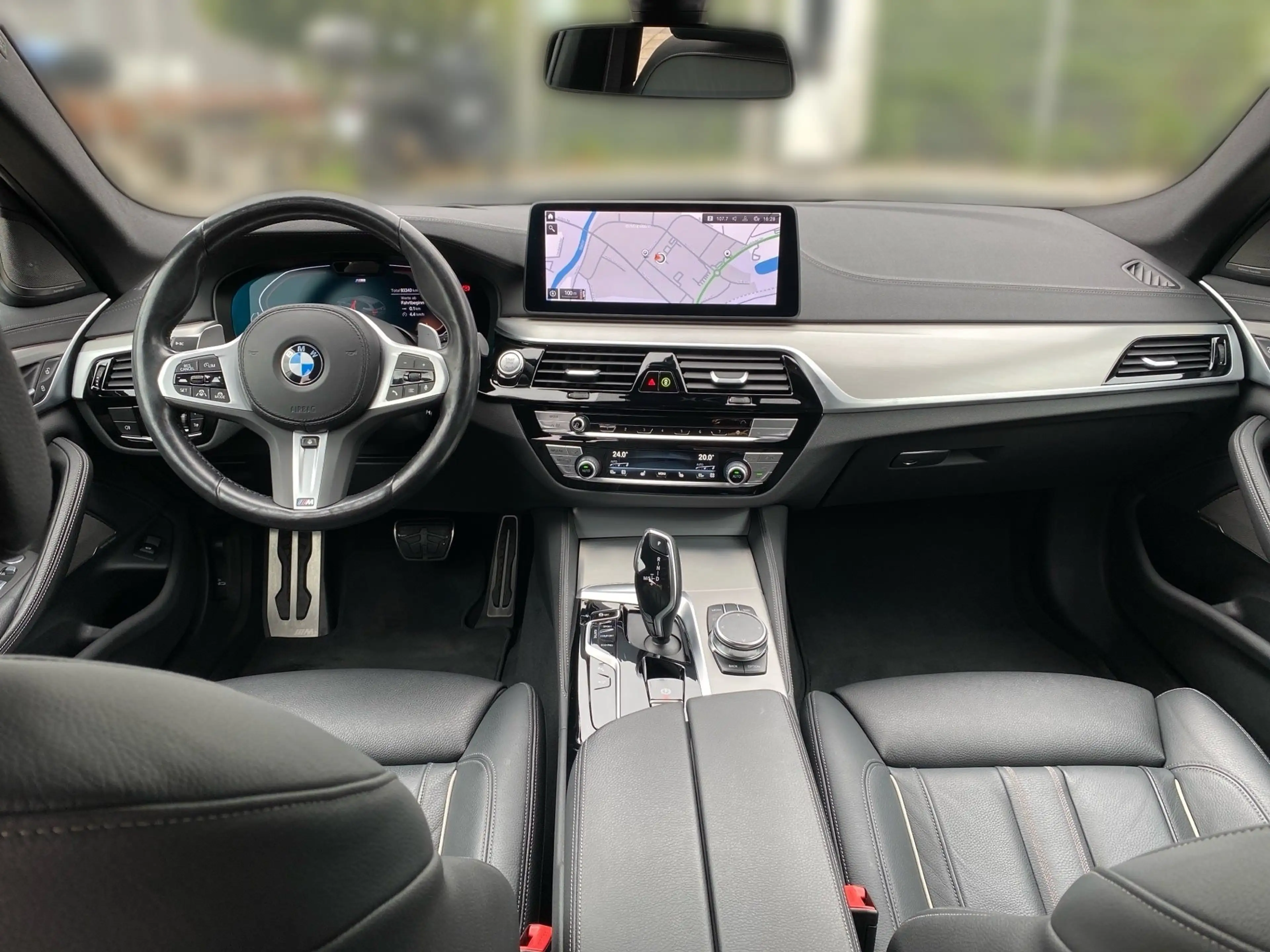 BMW 530 d xDrive Touring — photo 10