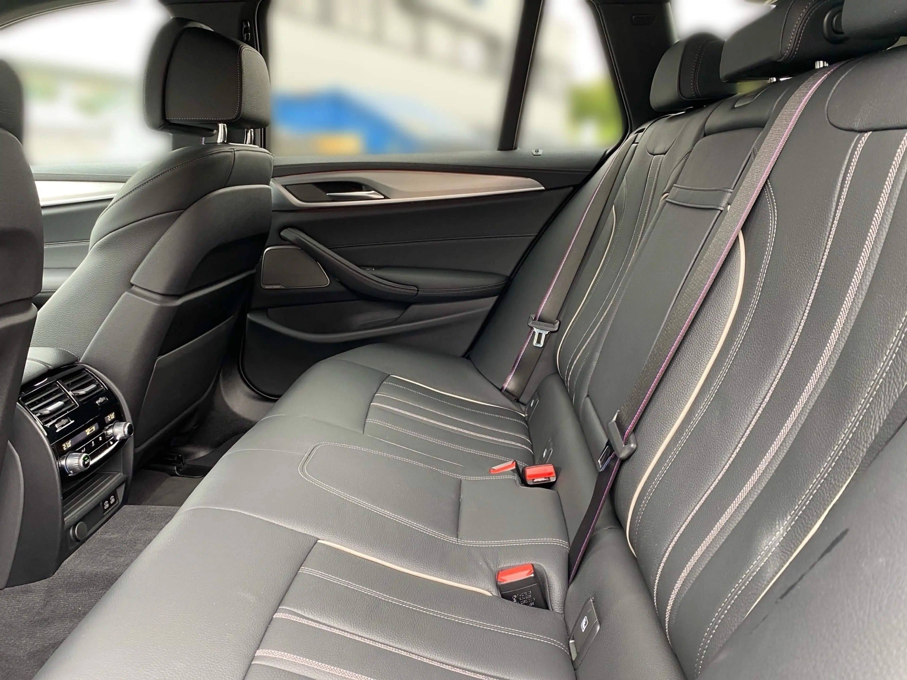 BMW 530 d xDrive Touring — photo 11