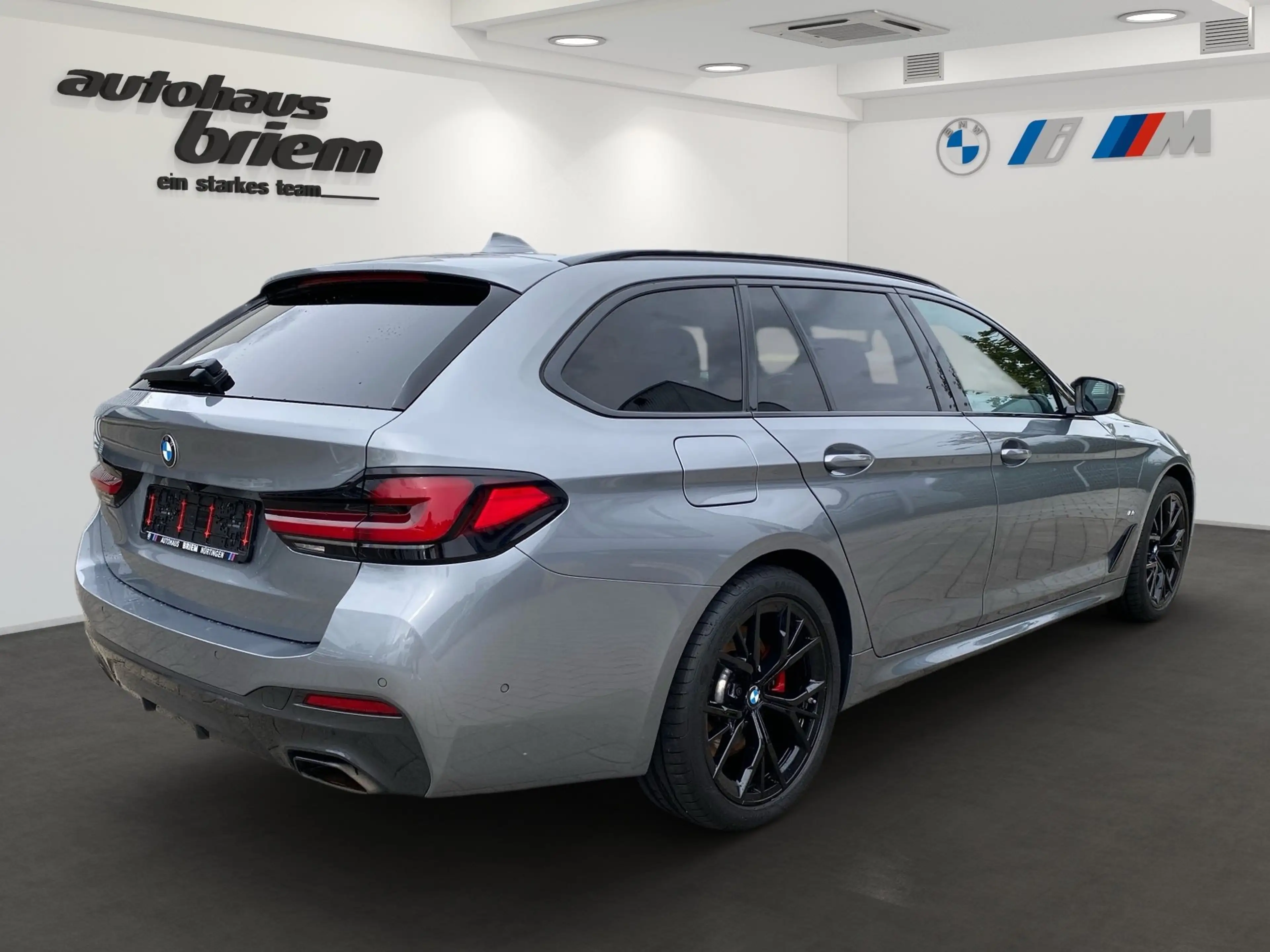BMW 530 d xDrive Touring — photo 3