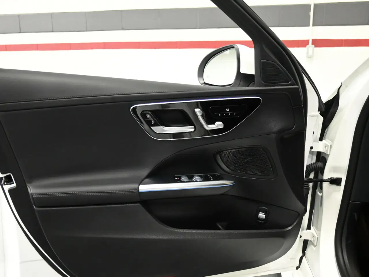 Mercedes-Benz C-Class снимка Mercedes-Benz C-Class