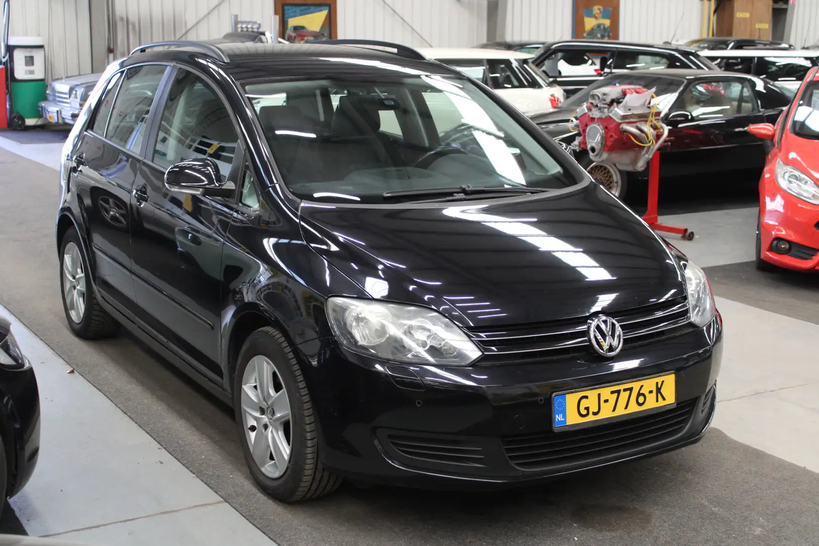 Volkswagen Golf Plus 1.4 Easyline Airco, Parkeersensoren, Stuurbekracht Zwart - 2