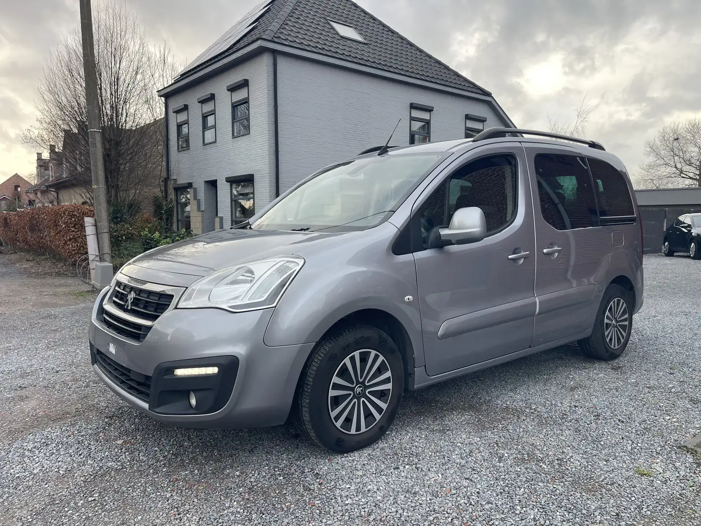 Peugeot Partner Tepee Benzine,Airco,Gps,Sensoren,Motor probleem!. Grijs - 2