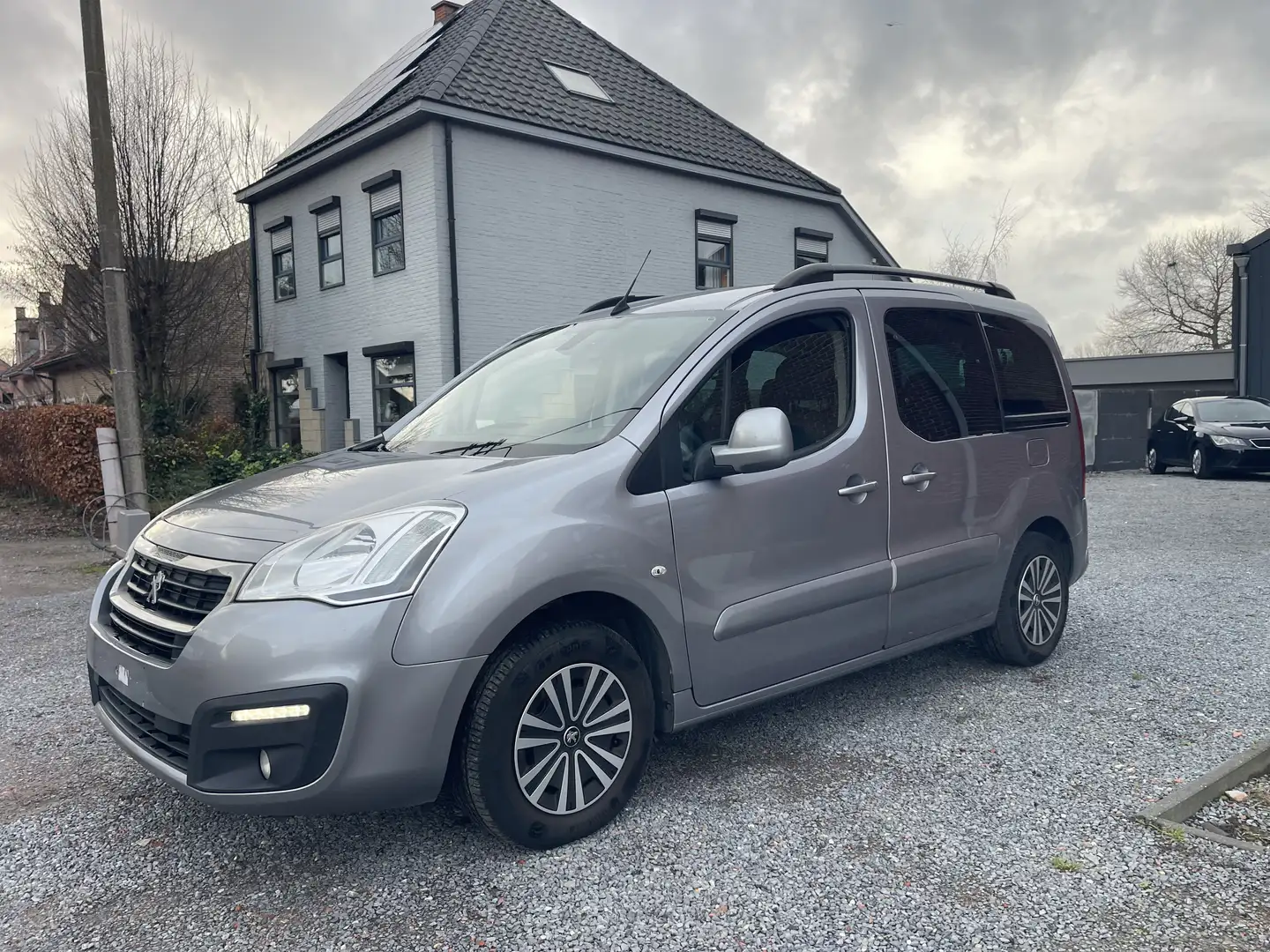 Peugeot Partner Tepee Benzine,Airco,Gps,Sensoren,Motor probleem!. Grijs - 1