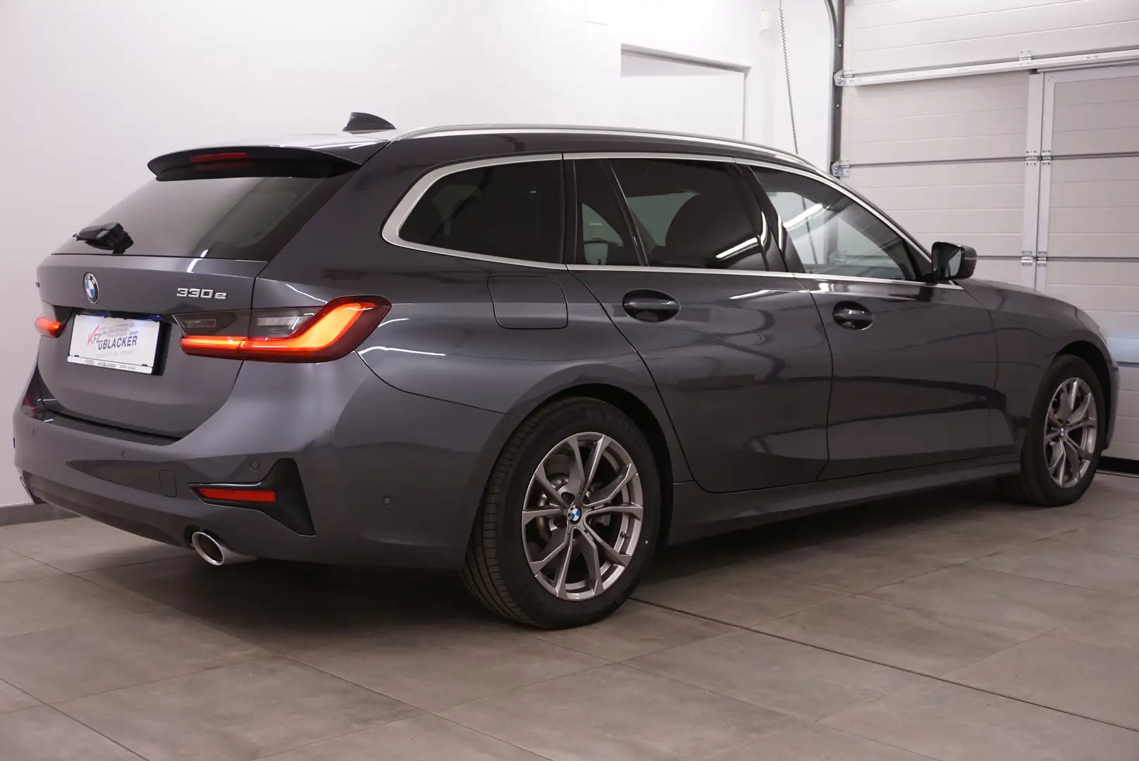 BMW 330 e xDrive Sport Line // harman/kardon // AHK // Grau - 2