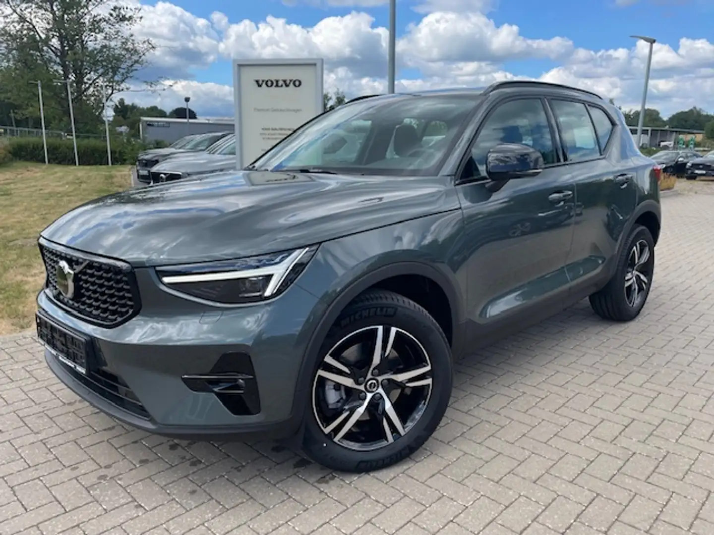 Volvo XC40 B3 B DKG Plus Dark Grün - 2