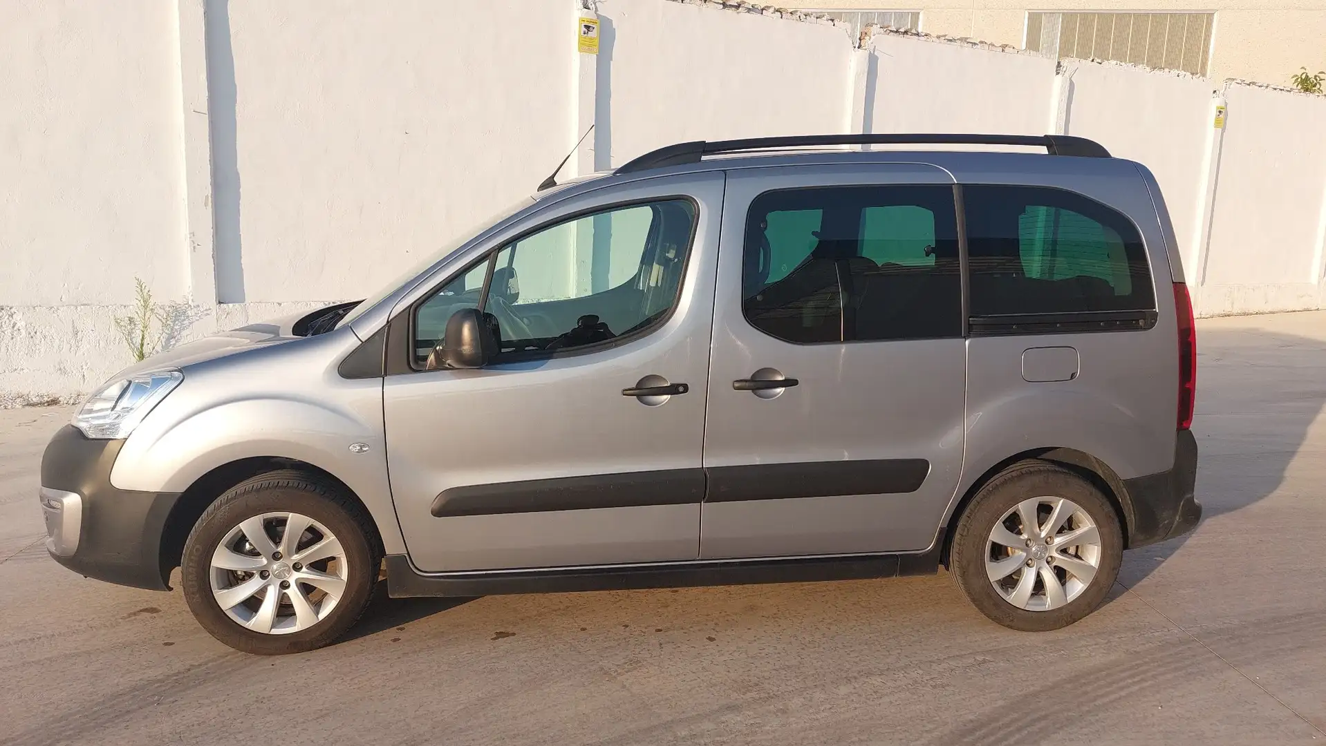 Peugeot Partner Tepee 1.6BlueHDI Adventure Edition 120 Plateado - 1