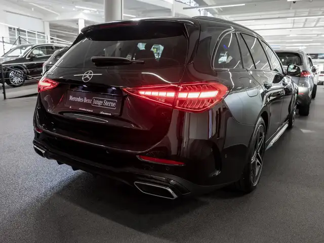 Mercedes-Benz C-Class view 4