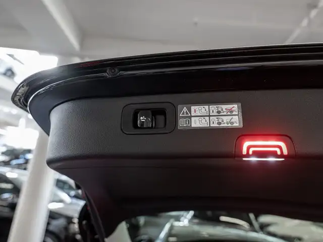 Mercedes-Benz C-Class view 9