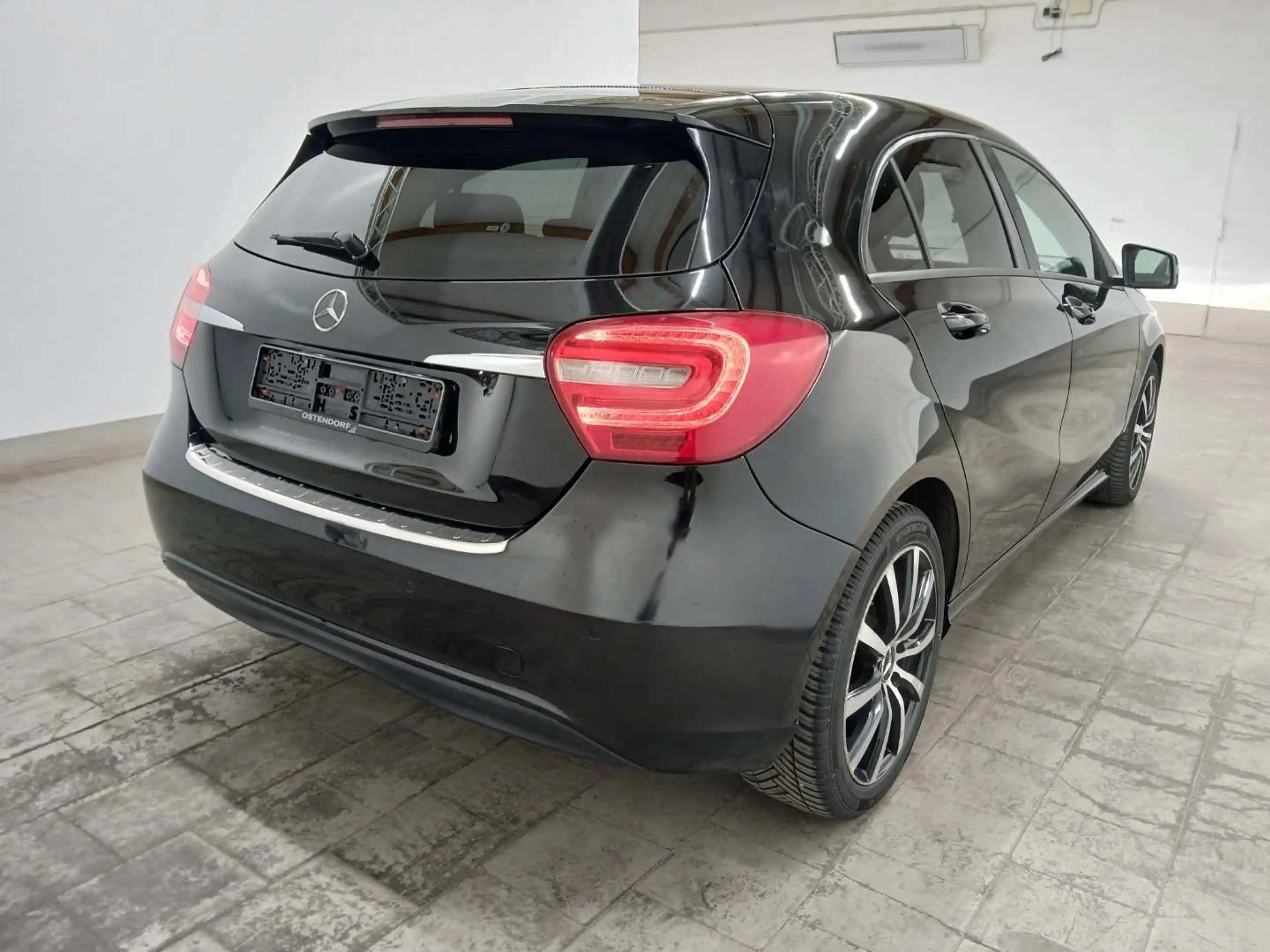Mercedes-Benz A 180 A180*AUTOM*TÜV*KLIMA*PDC*STANDHEIZUNG*XENON — photo 7