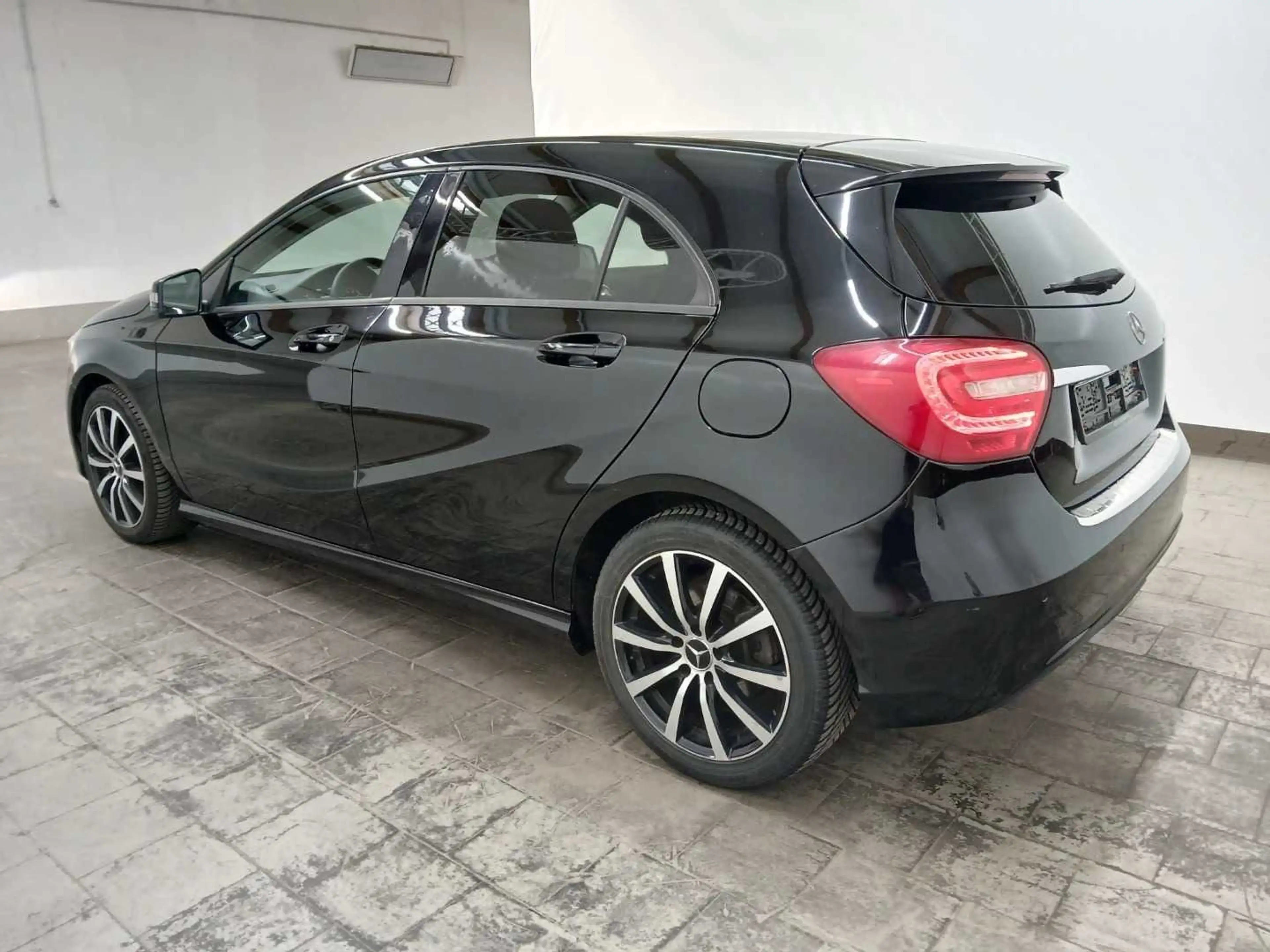 Mercedes-Benz A 180 A180*AUTOM*TÜV*KLIMA*PDC*STANDHEIZUNG*XENON — photo 4