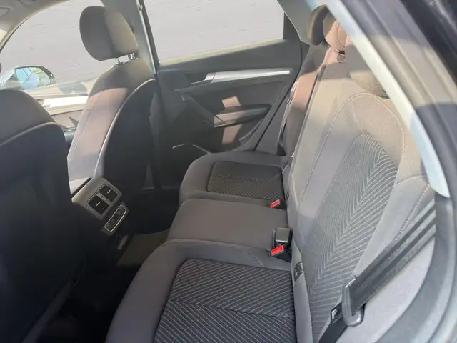 Audi Q5 view 11