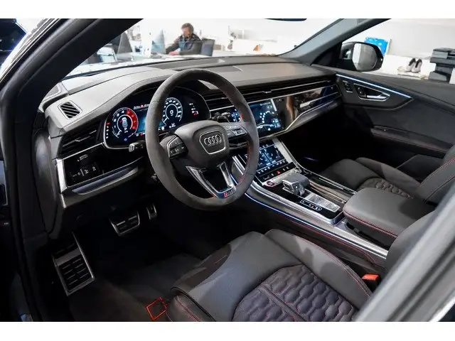 Audi RS Q8 view 3