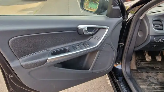 Volvo S60 view 12