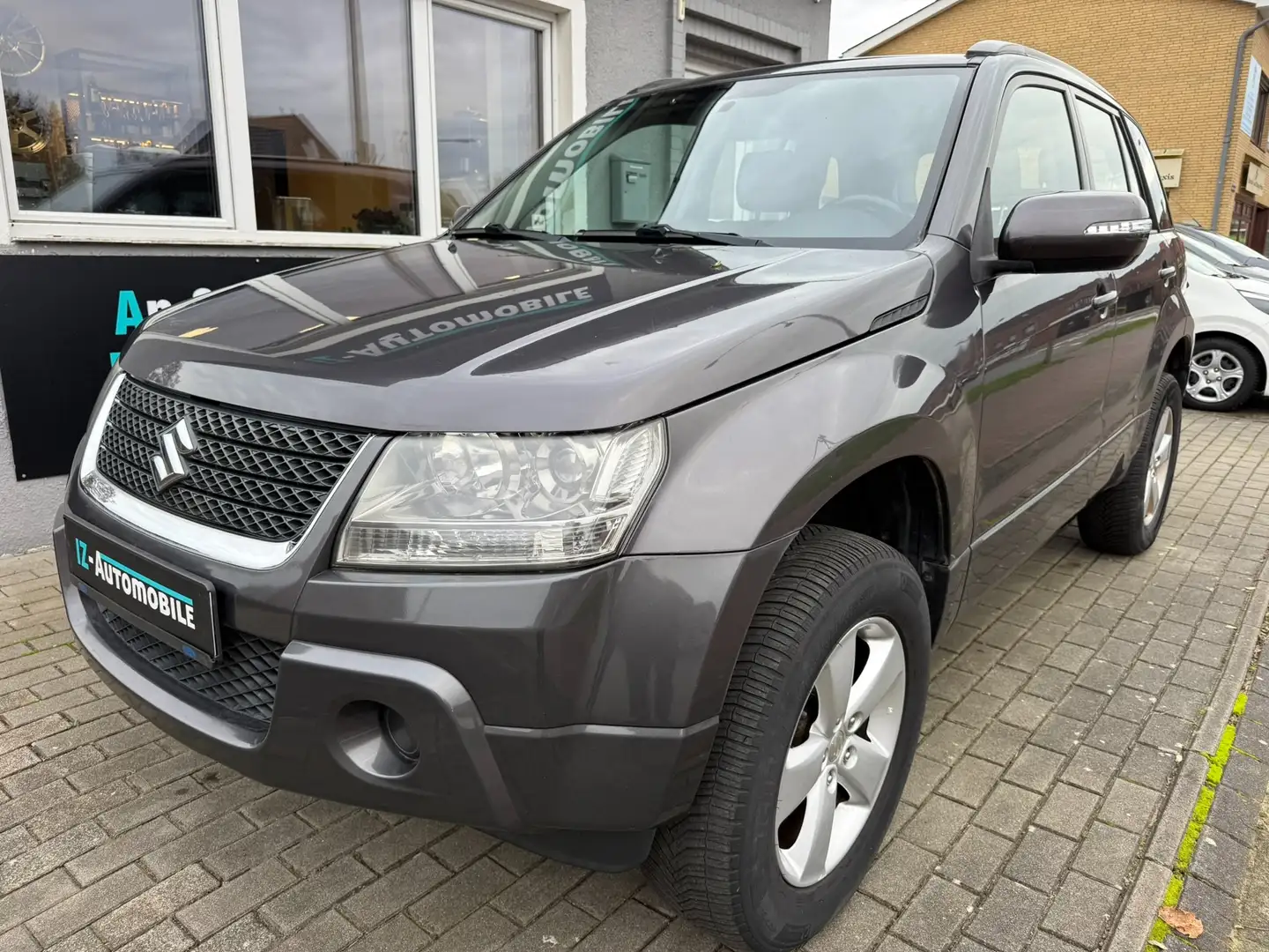 Suzuki Grand Vitara 2.4 VVT Club (5-trg.) 4WD    2.HAND Grau - 2