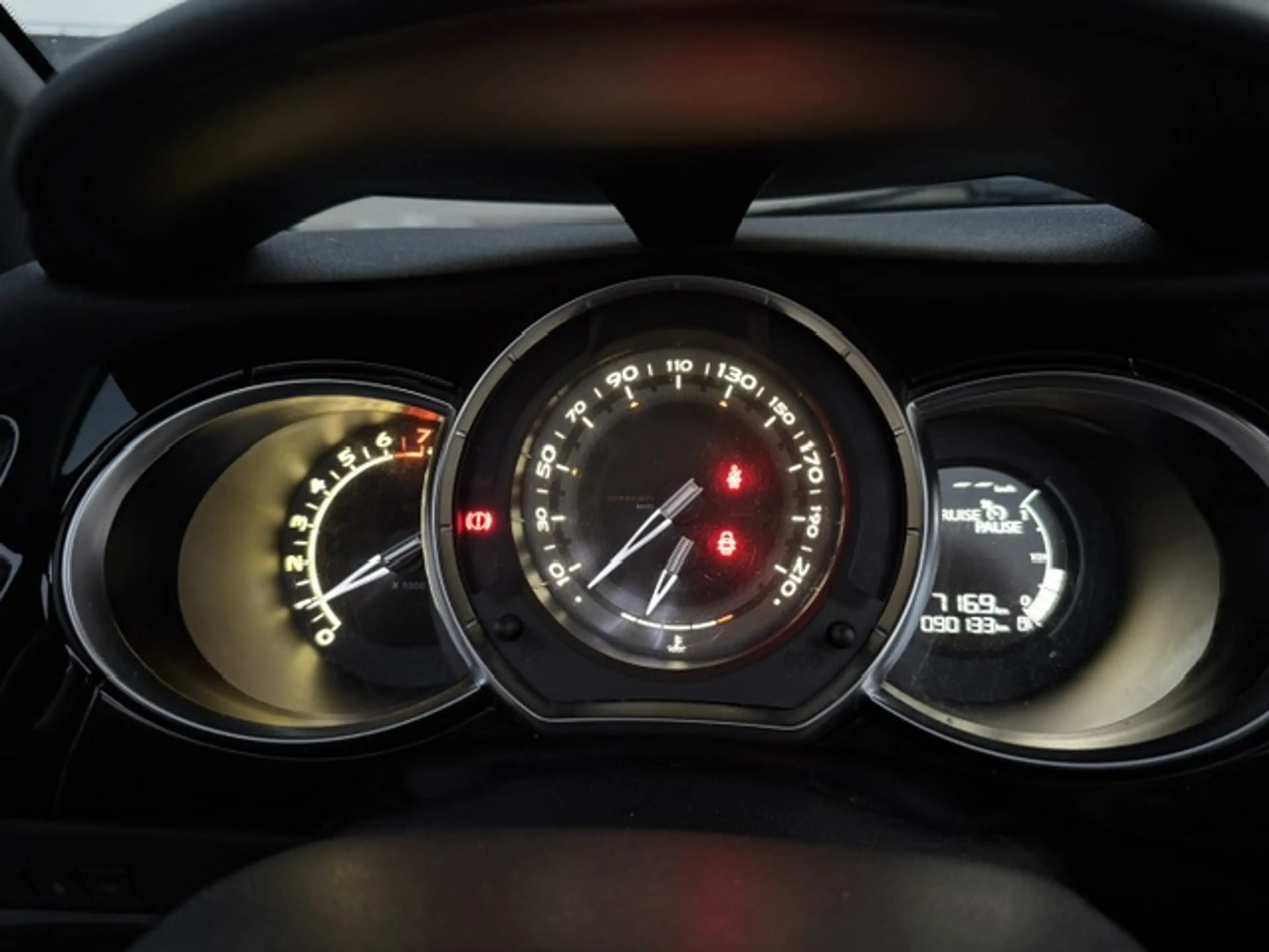 Citroen DS3 Cabrio SoChic 1.2l Klimaautomatik Sitzheizung Rückfahrkamera — photo 12
