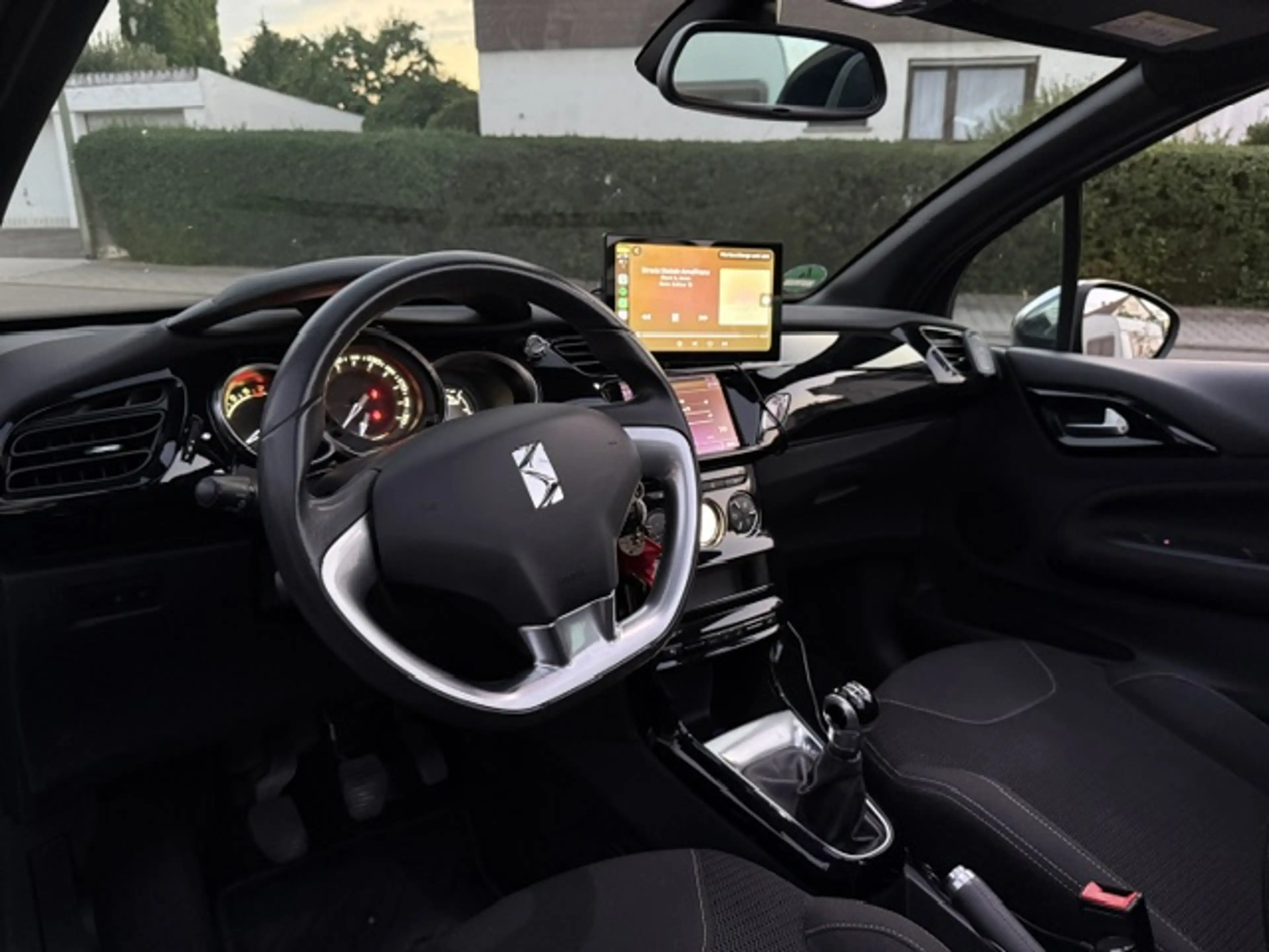 Citroen DS3 Cabrio SoChic 1.2l Klimaautomatik Sitzheizung Rückfahrkamera — photo 10