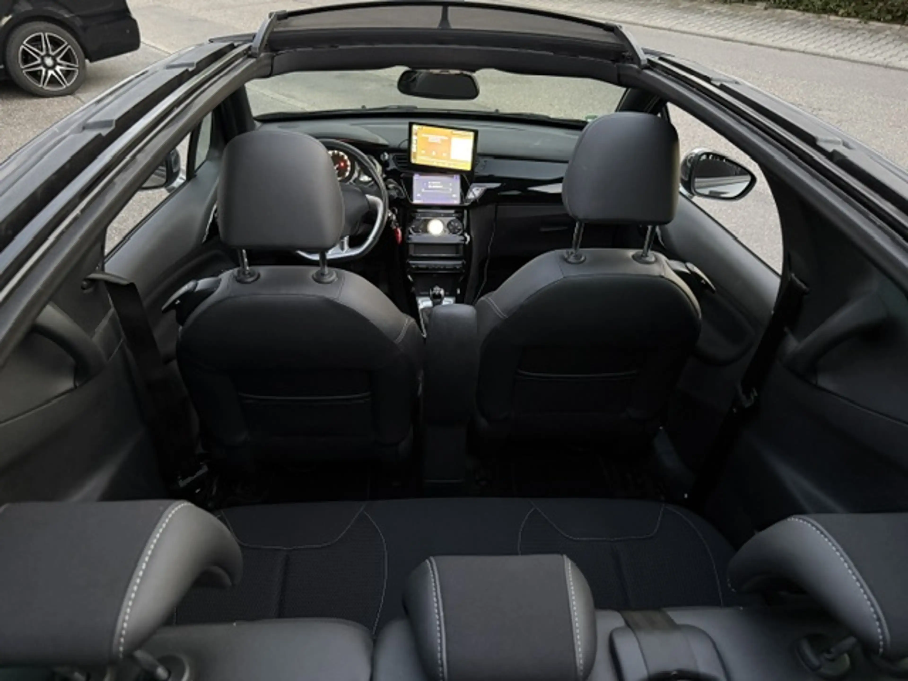 Citroen DS3 Cabrio SoChic 1.2l Klimaautomatik Sitzheizung Rückfahrkamera — photo 9