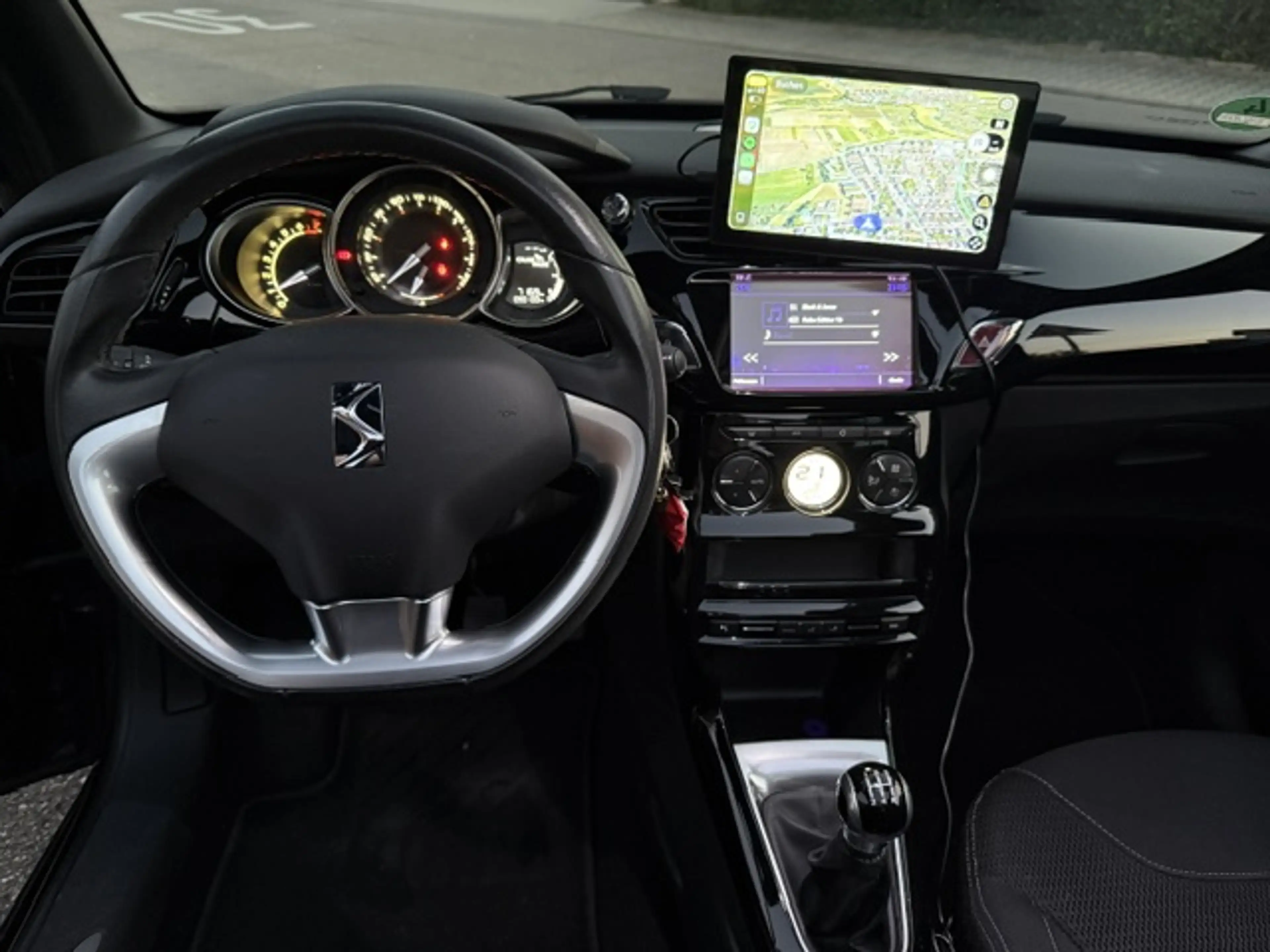 Citroen DS3 Cabrio SoChic 1.2l Klimaautomatik Sitzheizung Rückfahrkamera — photo 13