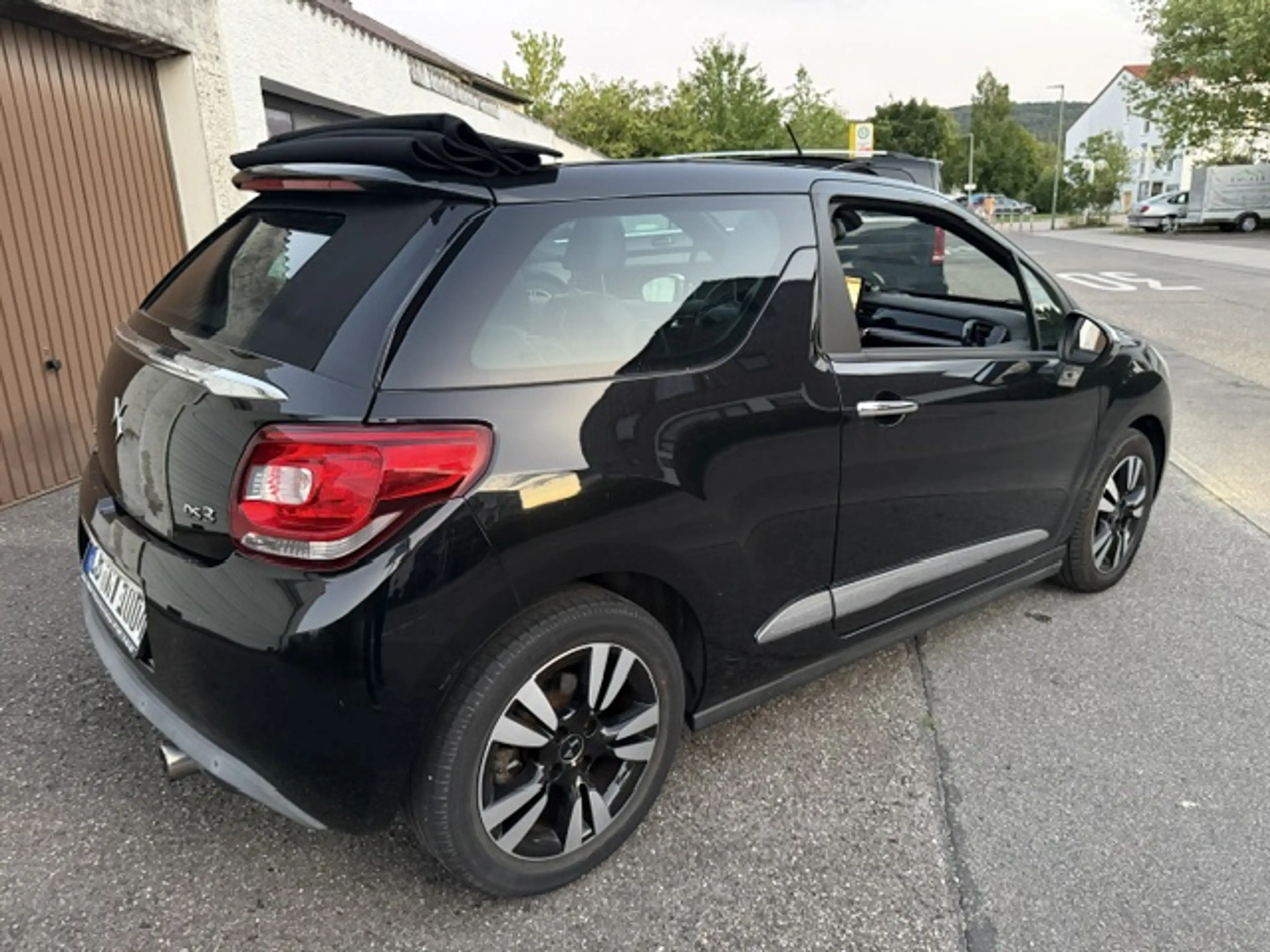 Citroen DS3 Cabrio SoChic 1.2l Klimaautomatik Sitzheizung Rückfahrkamera — photo 4