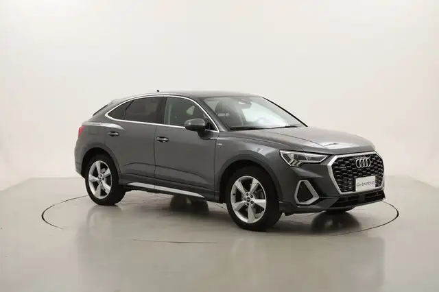 Audi Q3 view 7