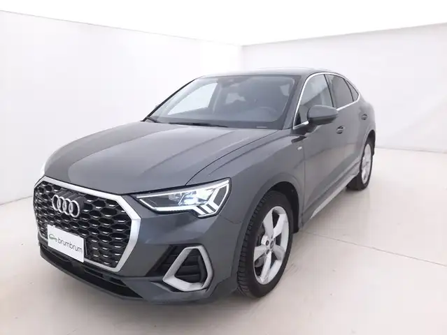 Audi Q3 view 9