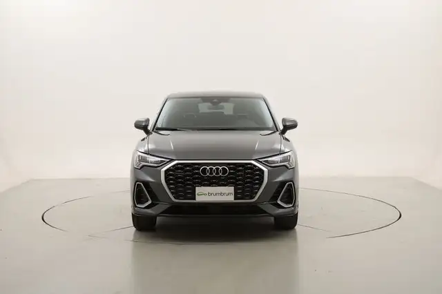 Audi Q3 view 8