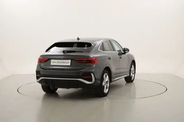 Audi Q3 view 5