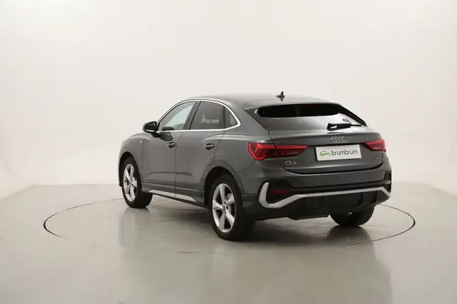 Audi Q3 view 3