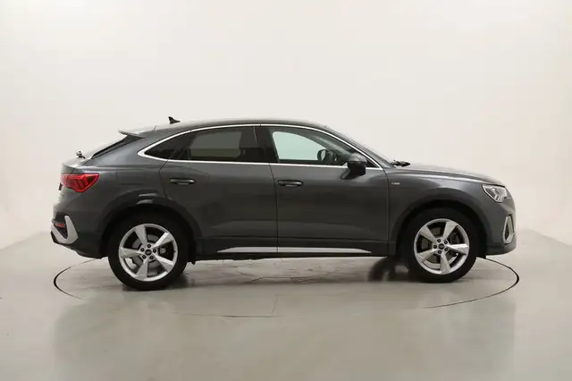 Audi Q3 view 6