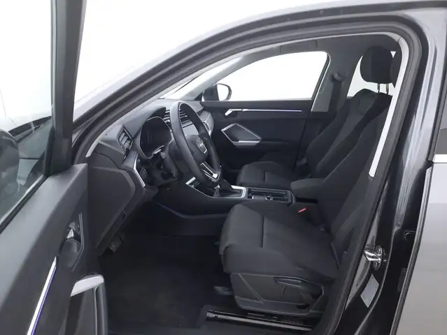 Audi Q3 view 10