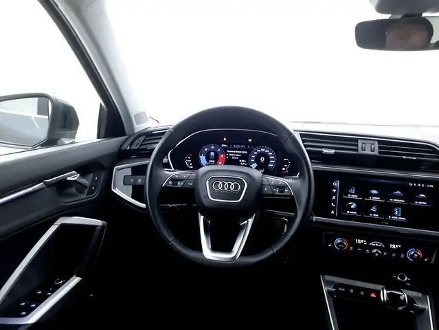 Audi Q3 view 11
