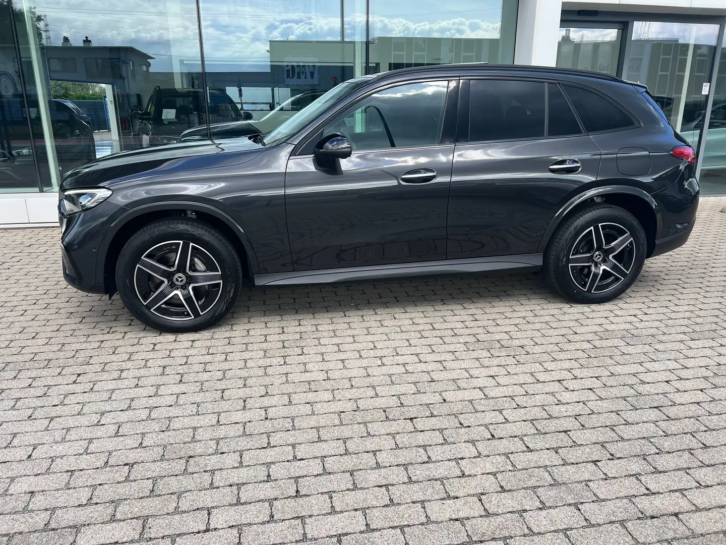 Mercedes-Benz GLC 300 e 4M AMG Nightpack PANO Trekh. Keyless Distronic Gris - 2