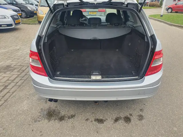 Mercedes-Benz C-Class view 9