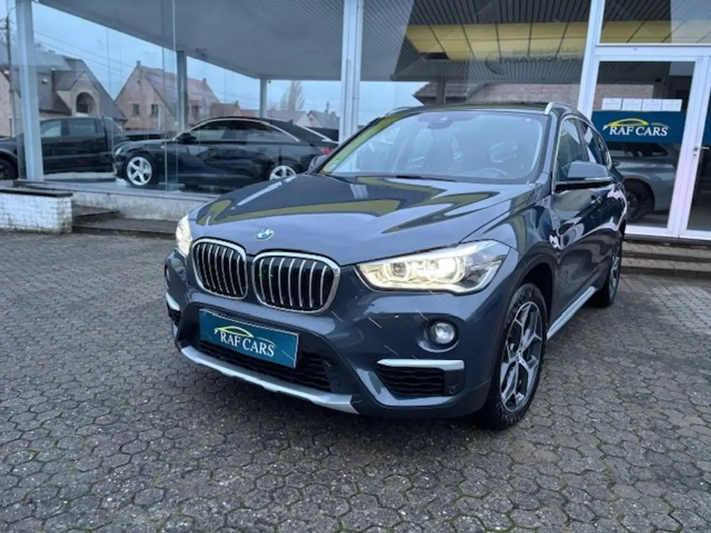 BMW X1 X1 sDrive18i Aut. xLine | FULL OPTION | GARANTIE! Šedá - 1