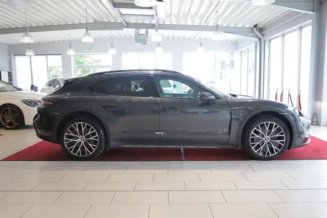 Porsche Taycan view 8