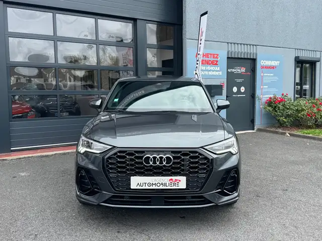 Audi Q3 view 3