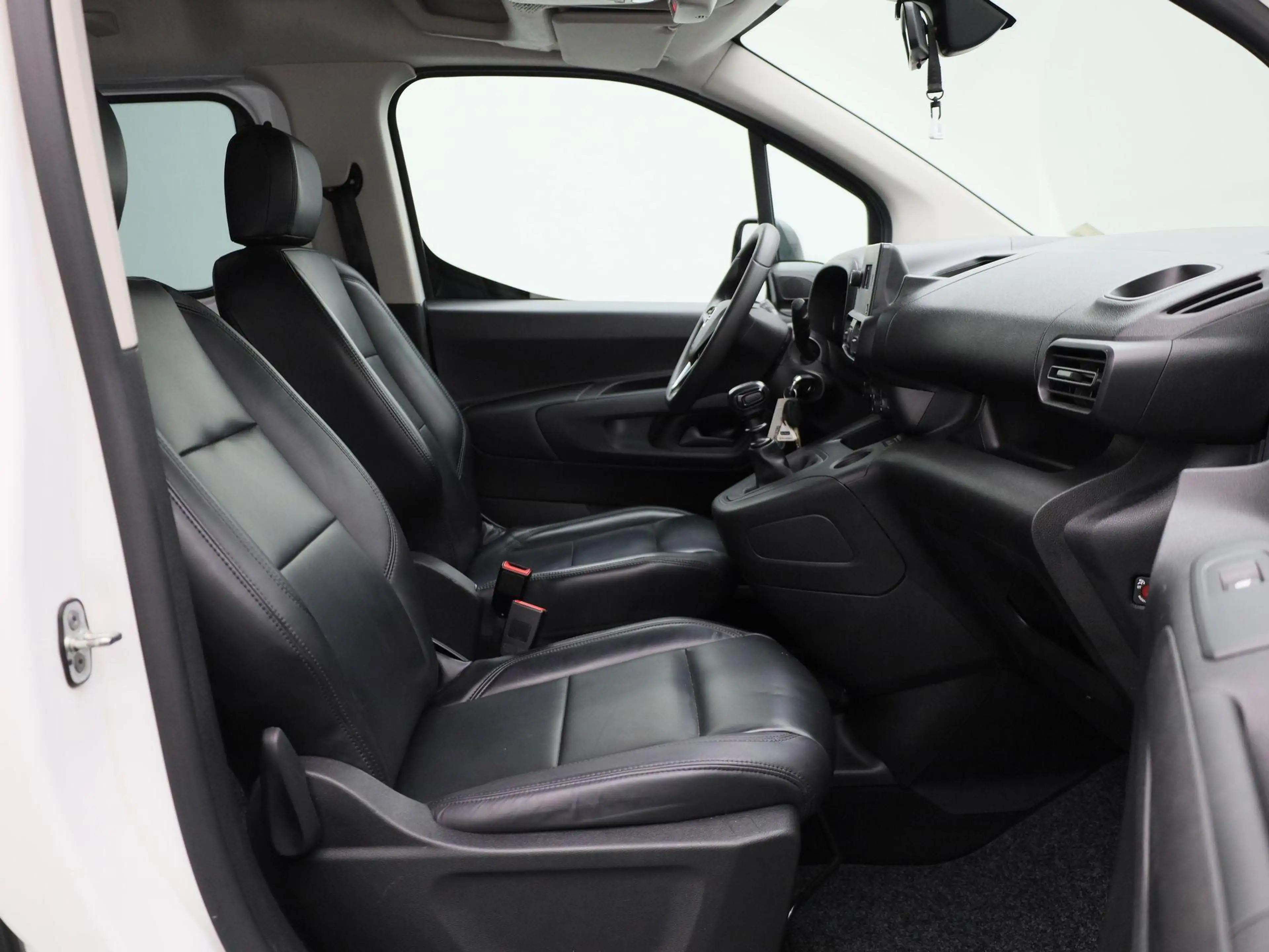 Opel Combo Life 1.5 Turbo D 100 MT6 Edition — photo 11