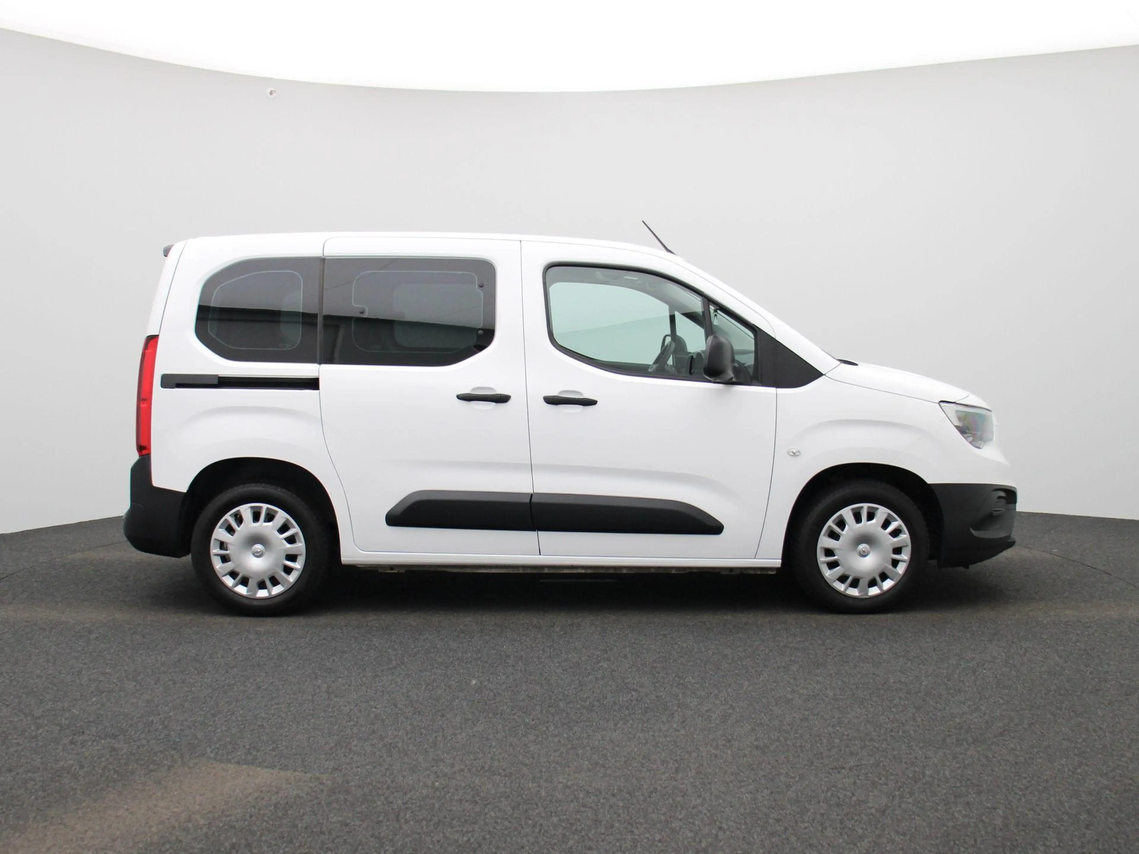 Opel Combo Life 1.5 Turbo D 100 MT6 Edition — photo 6