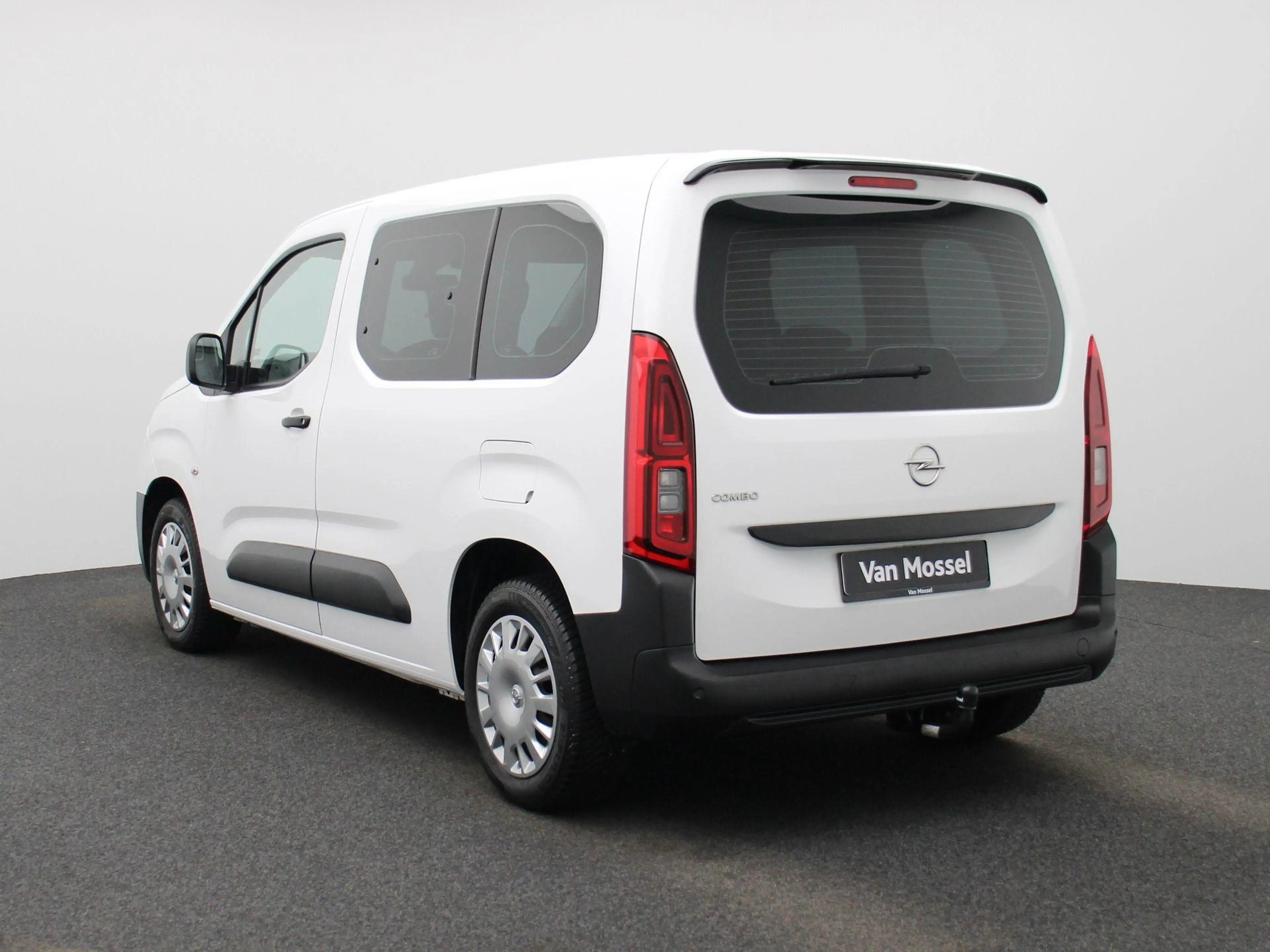 Opel Combo Life 1.5 Turbo D 100 MT6 Edition — photo 2