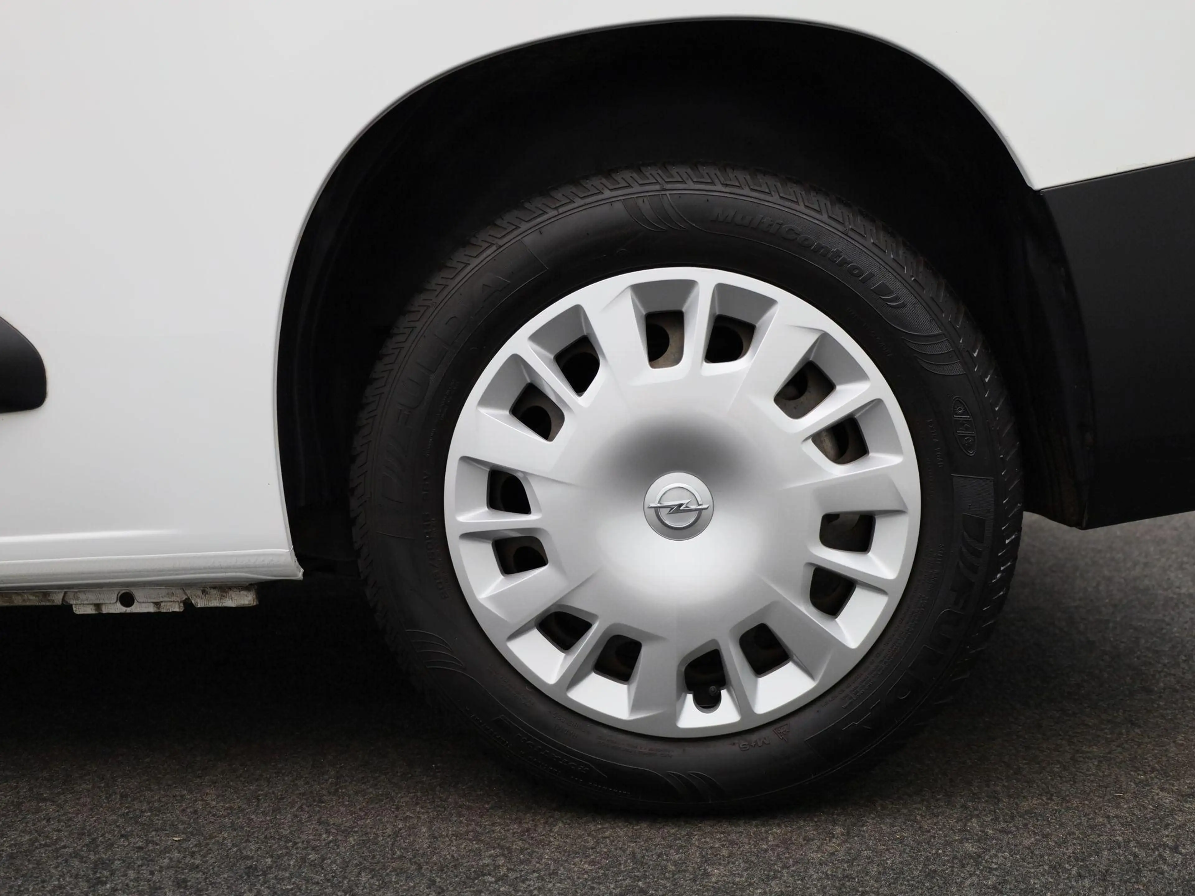 Opel Combo Life 1.5 Turbo D 100 MT6 Edition — photo 14