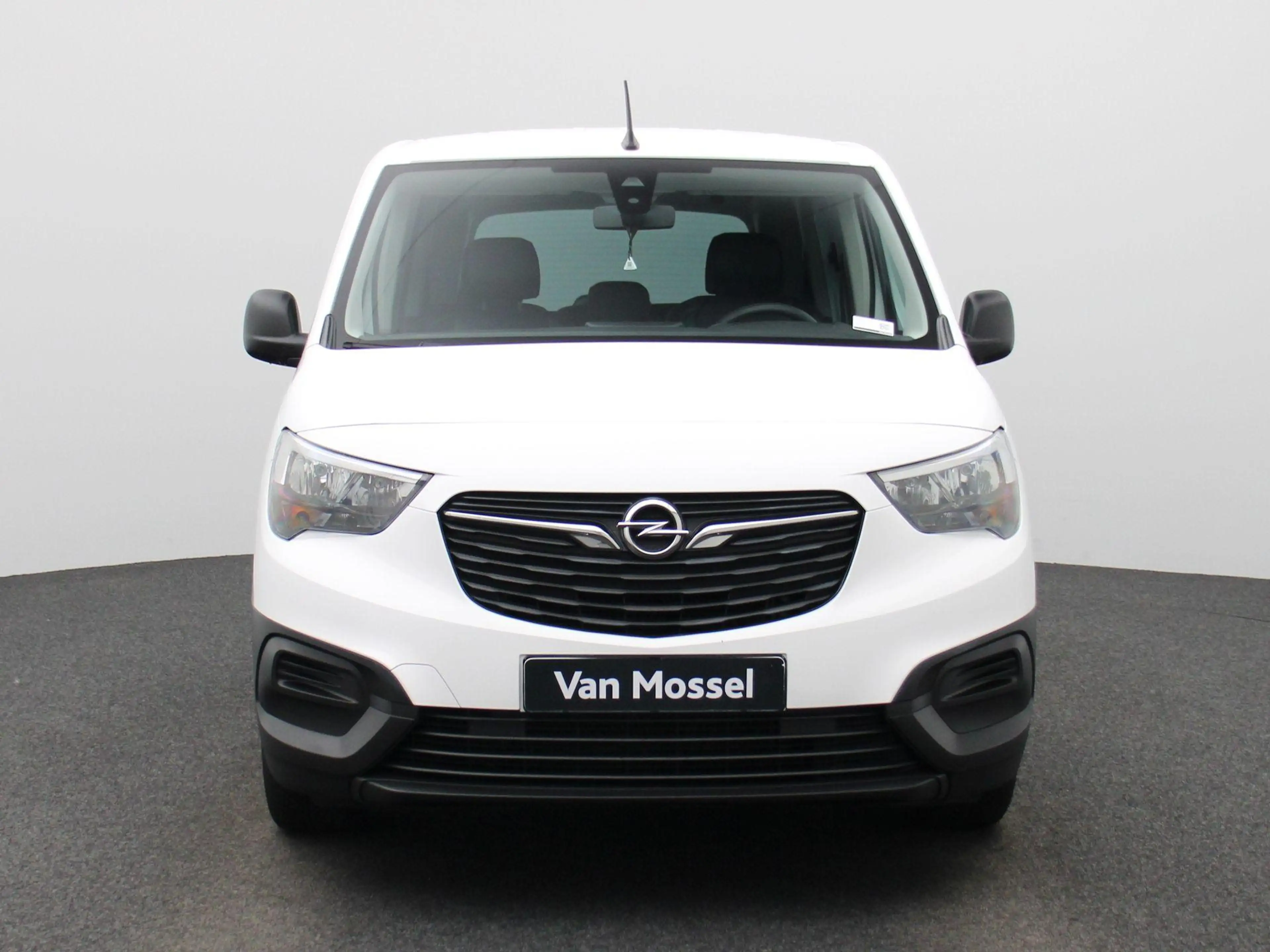 Opel Combo Life 1.5 Turbo D 100 MT6 Edition — photo 3