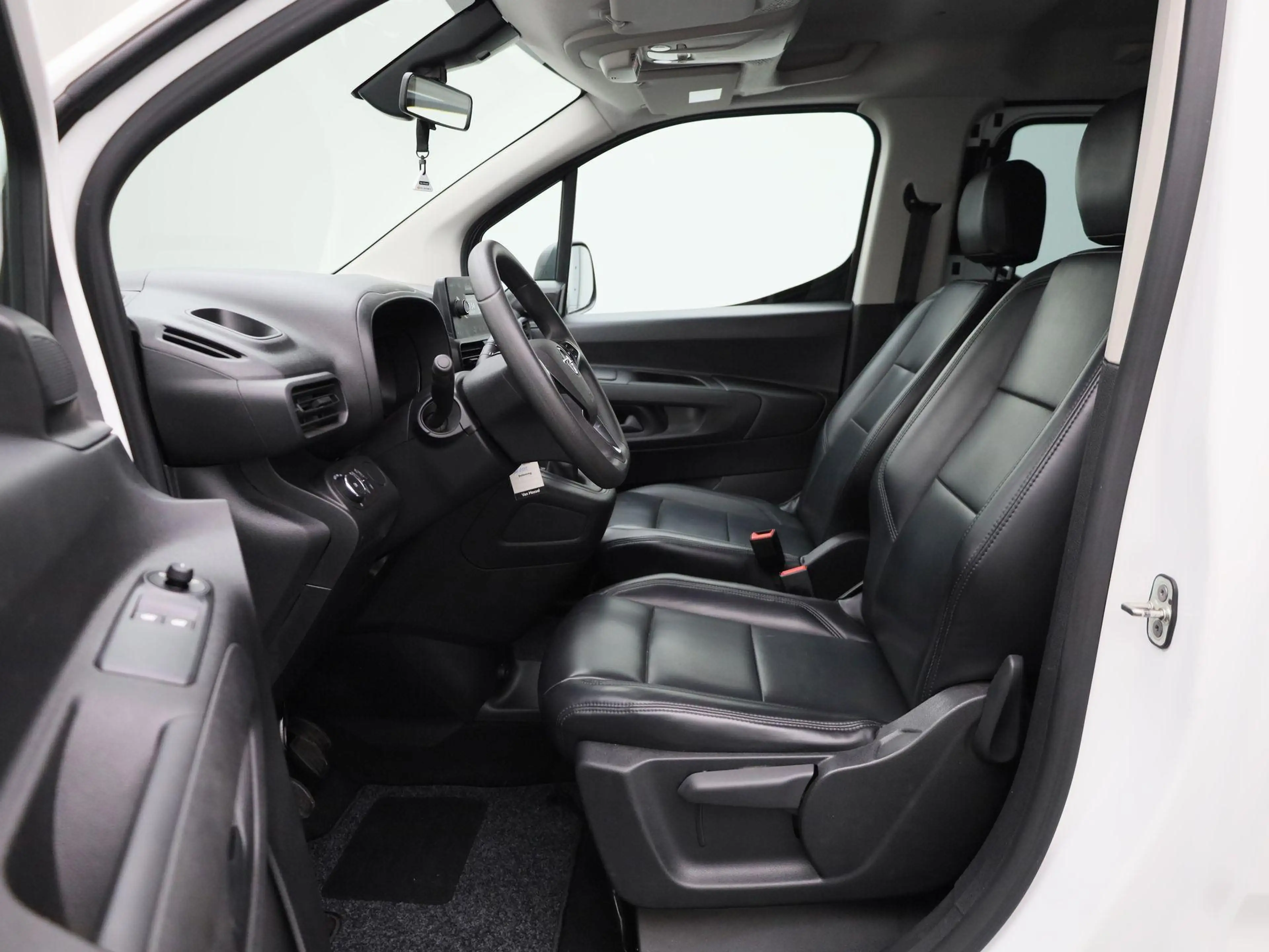 Opel Combo Life 1.5 Turbo D 100 MT6 Edition — photo 13