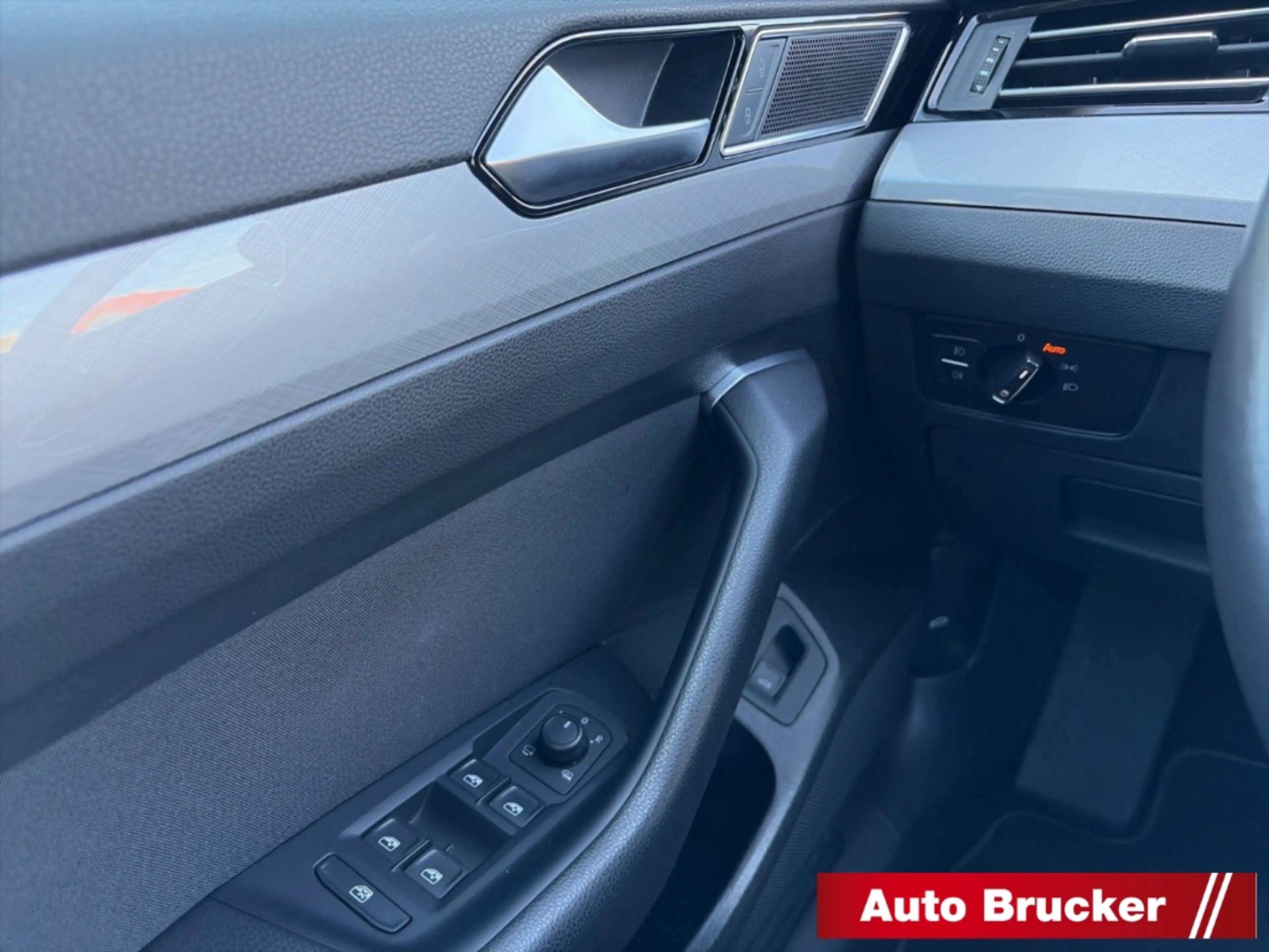 Volkswagen Passat Variant Business 2.0 TDI AHK+LED+NAVI+SHZ-3-ZONEN-KLIMA — photo 15